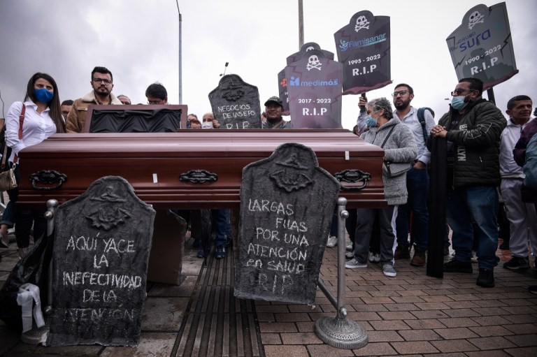 Este lunes, ciudadanos exigieron frente al hospital San Juan De Dios de Bogotá un sistema de salud digno.