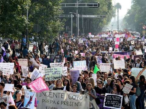 López Obrador pide "no ocultar nada" en casos de abuso a mujeres en México