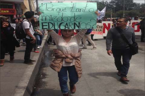 Universitarios protestan por recortes al presupuesto en Ecuador