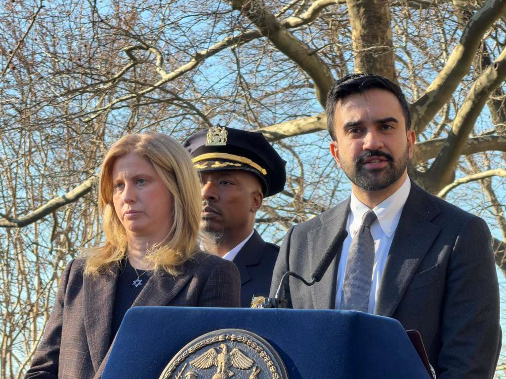 USA9011. NUEVA YORK (ESTADOS UNIDOS), 09/03/2026.- El alcalde de Nueva York, Zohran Mamdani (d), habla junto a la comisionada del Departamento de Policía de (NYPD), Jessica S. Tischwith, durante una rueda de prensa este lunes, en Nueva York (Estados Unidos). El NYPD investiga como un acto de "terrorismo relacionado con el Estado Islámico (EI)" el lanzamiento fallido de un artefacto explosivo improvisado frente a Gracie Mansion, la residencia oficial del alcalde Zohran Mamdani, durante las protestas del pasado fin de semana, según confirmó S. Tisch. EFE/ Sarah Yáñez-Richards
