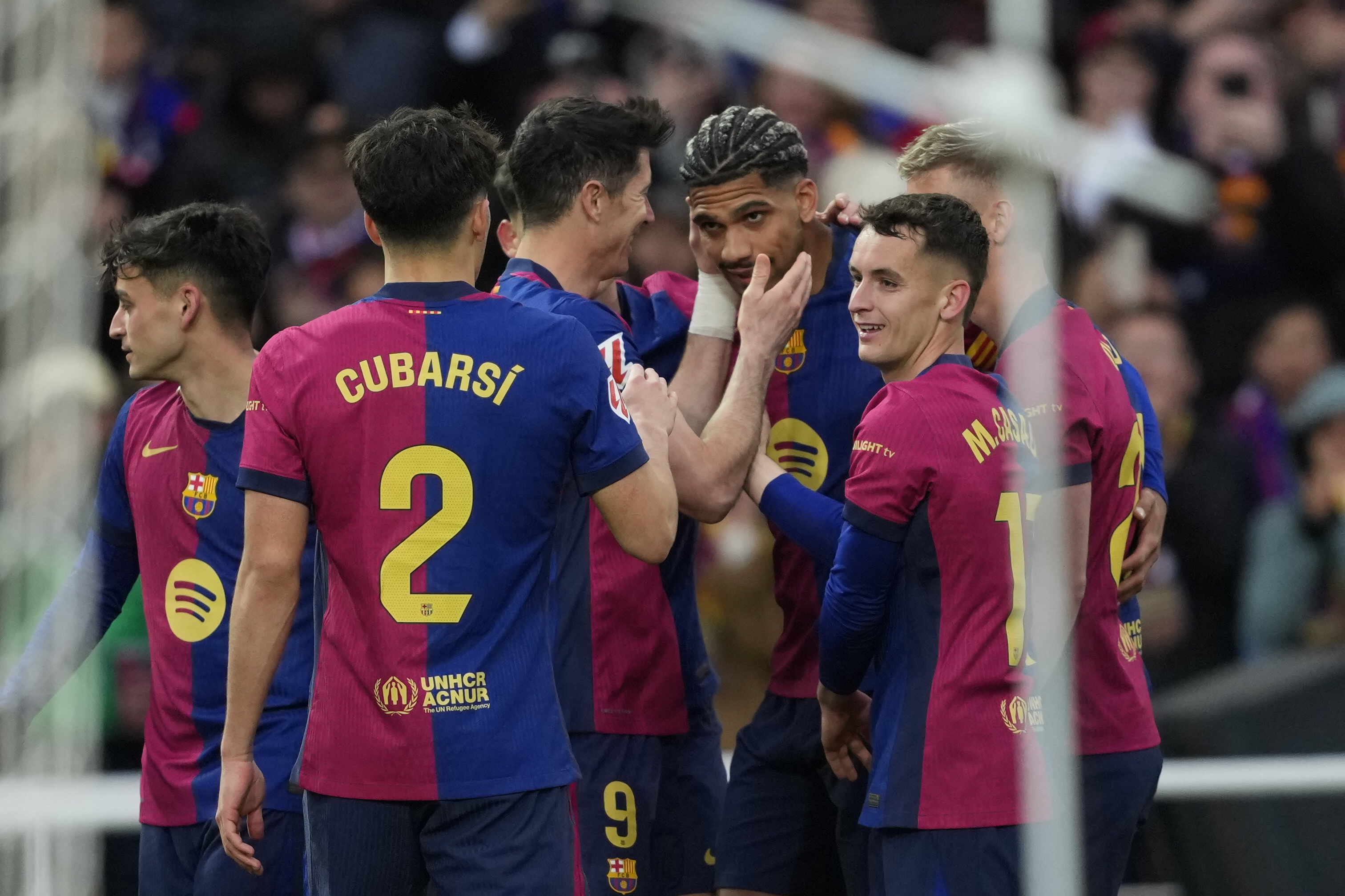 BARCELONA, 02/03/2025.- El defensa del FC Barcelona Ronald Araújo (c) celebra con sus compañeros tras marcar el 3-0 durante el partido de LaLiga EA Sports entre FC Barcelona y Real Sociedad, este domingo en el estadio Olímpico de Montjuic de Barcelona. EFE/ Alejandro García