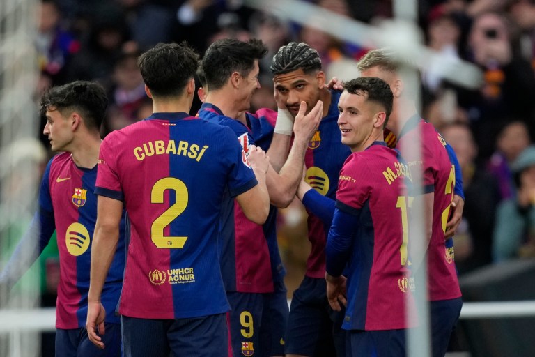 Barcelona gana, gusta y golea para seguir en el liderato de LaLiga