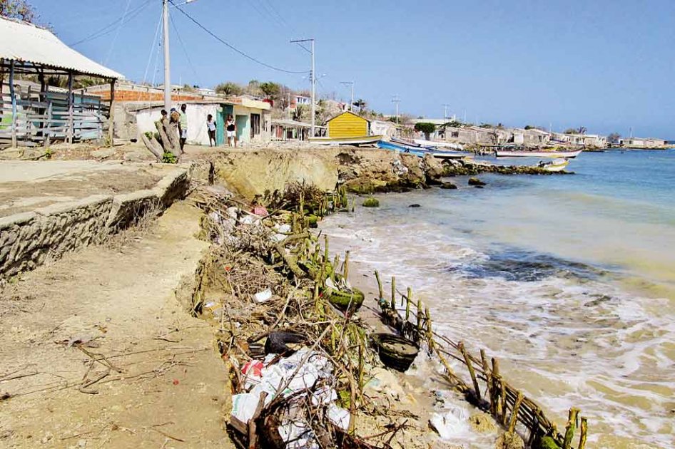 En la isla Tierrabomba, a 1,5 kilómetros de Cartagena, la furia del mar ha provocado el abandono de unas 70 casas situadas en la costa.