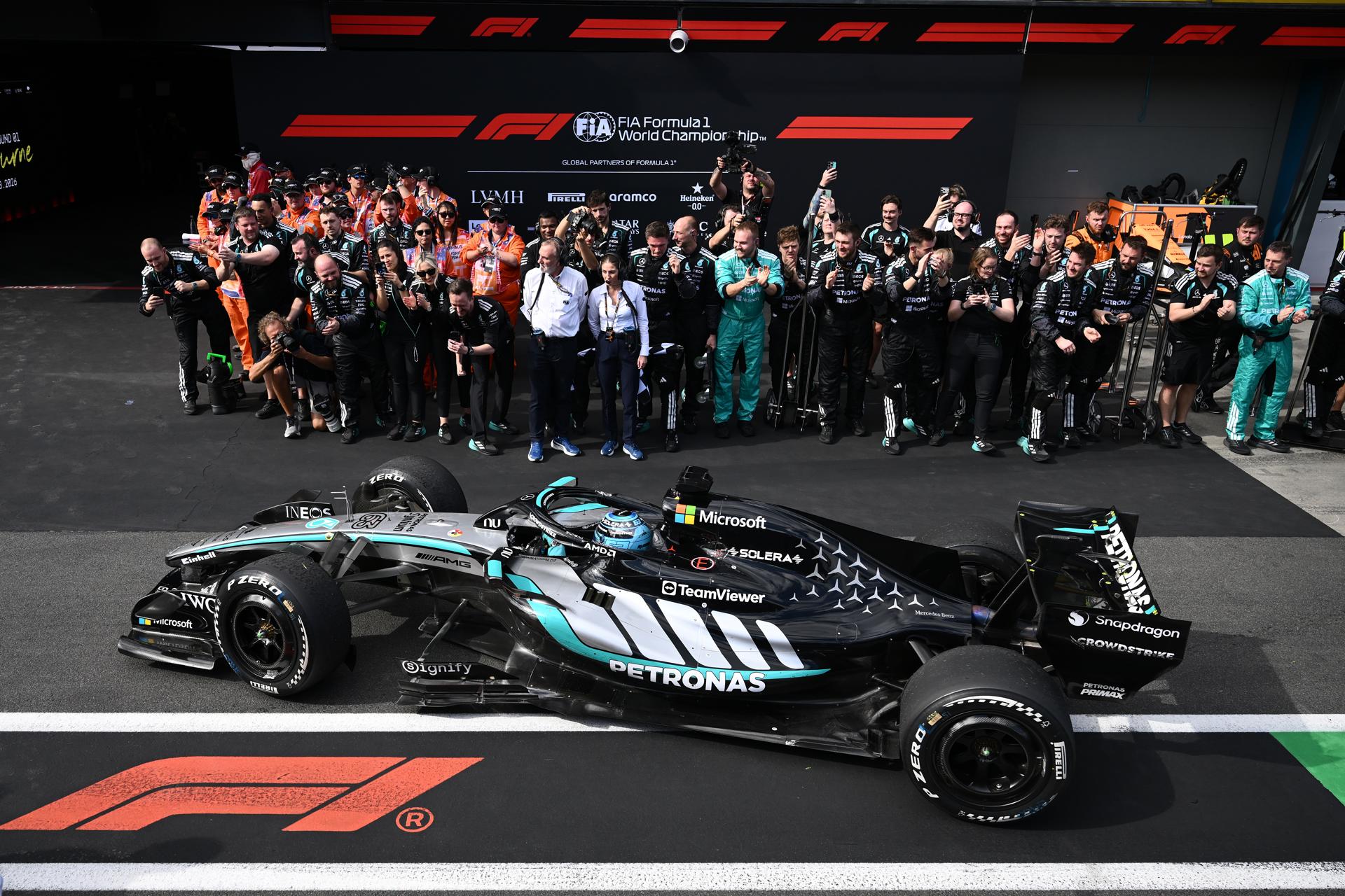 MELBOURNE (Australia), 08/03/2026.- Mercedes driver George Russell of Britain and his crew pose after winning the 2026 Australian Grand Prix at Albert Park Circuit in Melbourne, Australia, 08 March 2026. (Fórmula Uno, Reino Unido) EFE/EPA/JOEL CARRETT EDITORIAL USE ONLY AUSTRALIA AND NEW ZEALAND OUT