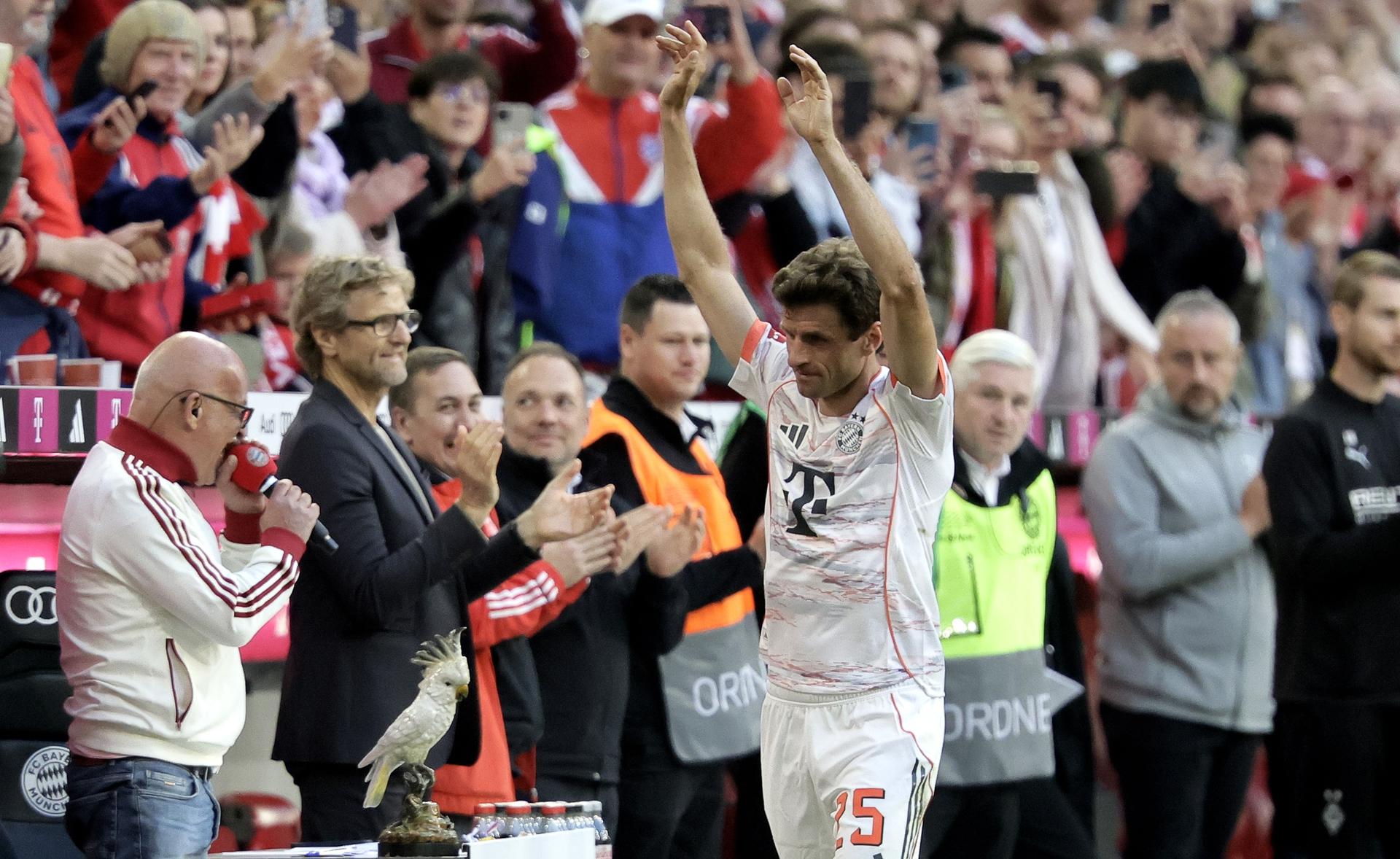 MUNICH (Germany), 10/05/2025.- Thomas Mueller of Bayern Munich (C) greets supporters as he leaves pitch after being substituted during the German Bundesliga soccer match between FC Bayern Munich and Borussia Moenchengladbach in Munich, Germany, 10 May 2025. (Alemania) EFE/EPA/RONALD WITTEK CONDITIONS - ATTENTION: The DFL regulations prohibit any use of photographs as image sequences and/or quasi-video.