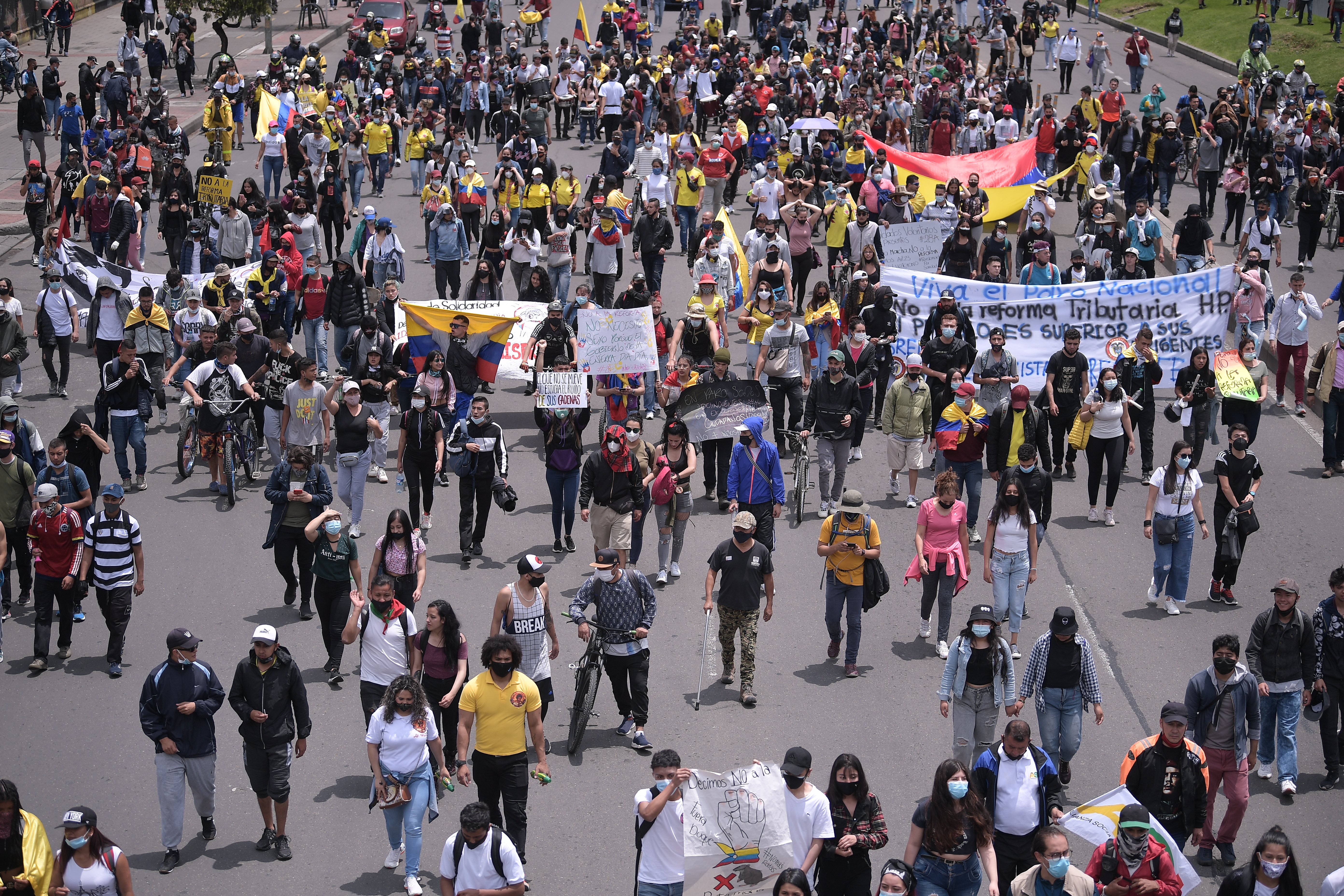 Protestas, disturbios y altercados entre estudiantes y centrales obreras con el ESMAD, en el centro de Bogotá.