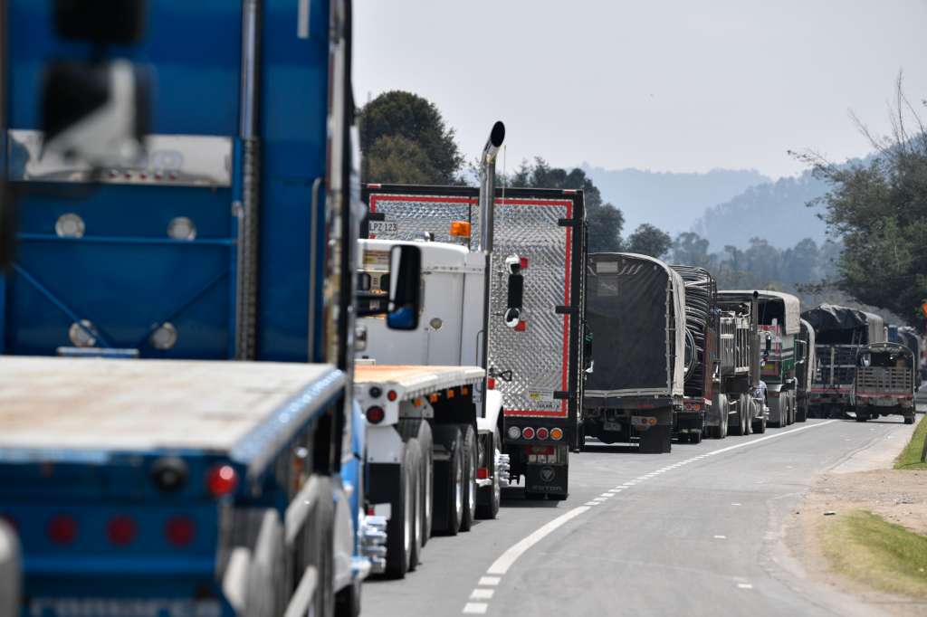Camioneros que bloquearon las vías hacia los municipios de Chía, Cajicá y Zipaquirá ante el alza del ACPM