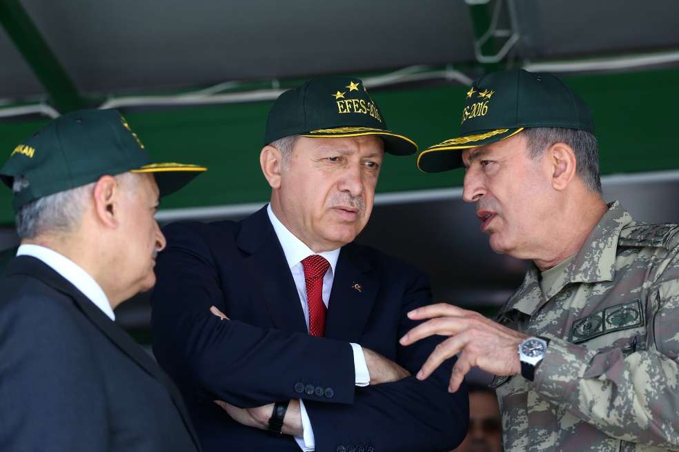 El presidente de Turquía, Recep Tayyip Erdogan, en medio del primer ministro, Binali Yildirim, y el jefe del Estado Mayor, Hulusi Akar, dos de sus pocos aliados, claves para sofocar la intentona golpista. / AP