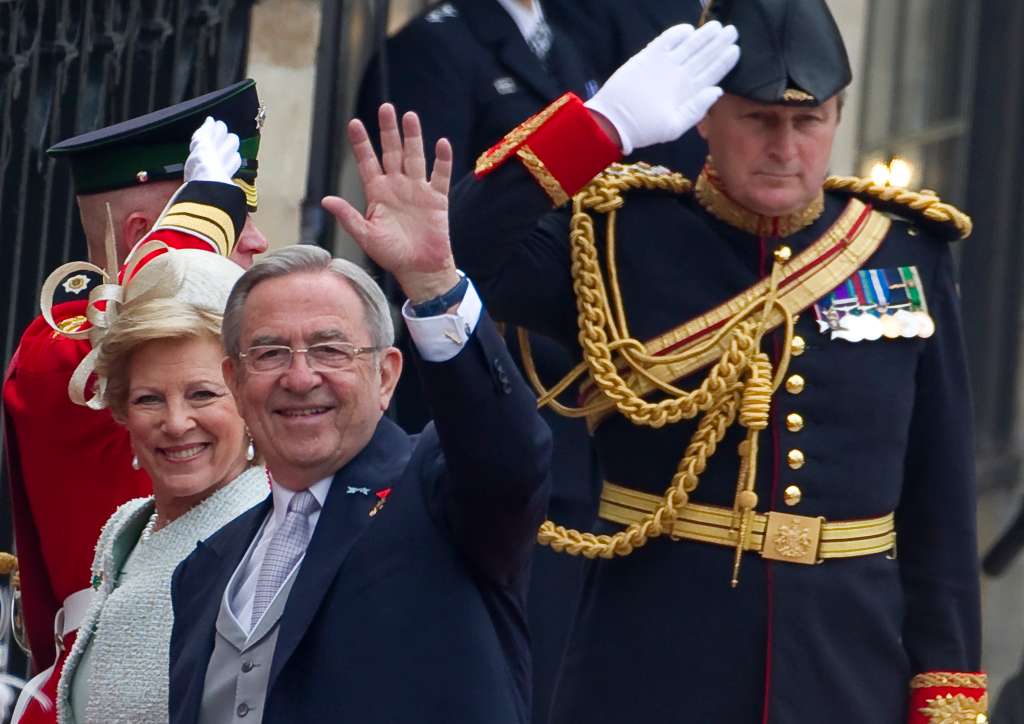 London (United Kingdom).- (FILE) - Former King Constantine of Greece (R) and his wife Anne-Marie of Denmark (L) arrive at Westminster Abbey for the wedding ceremony of Prince William and Kate Middleton in London, Britain, 29 April 2011 (reissued 10 January 2023). Greece's former King Constantine II died at the age of 82 on 10 January 2023, Greek public broadcaster ERT announced. (Dinamarca, Grecia, Reino Unido, Londres) EFE/EPA/IAN LANGSDON *** Local Caption *** 00000402636386