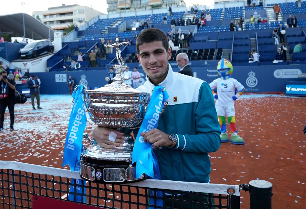 BARCELONA, 24/04/2022.- El tenista español Carlos Alcaraz posa con el trofeo que le acredita vencedor del Barcelona Open Banc Sabadell-Trofeo Conde de Godó, tras derrotar en la final a su compatriota Pablo Carreño 6-3 y 6-2, en la final disputada este domingo en el Real Club de Tenis de Barcelona. EFE / Alejandro Garcia,