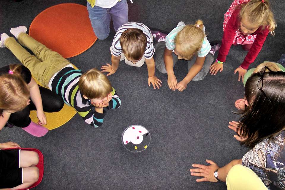 “Vamos, rápido, cojan los trompos, la pelota o lo que sea, rápido, qué esperan, no sean lentos, no pregunten, hoy no irán al colegio”, les dijeron sus padres a todos los niños del pueblo.