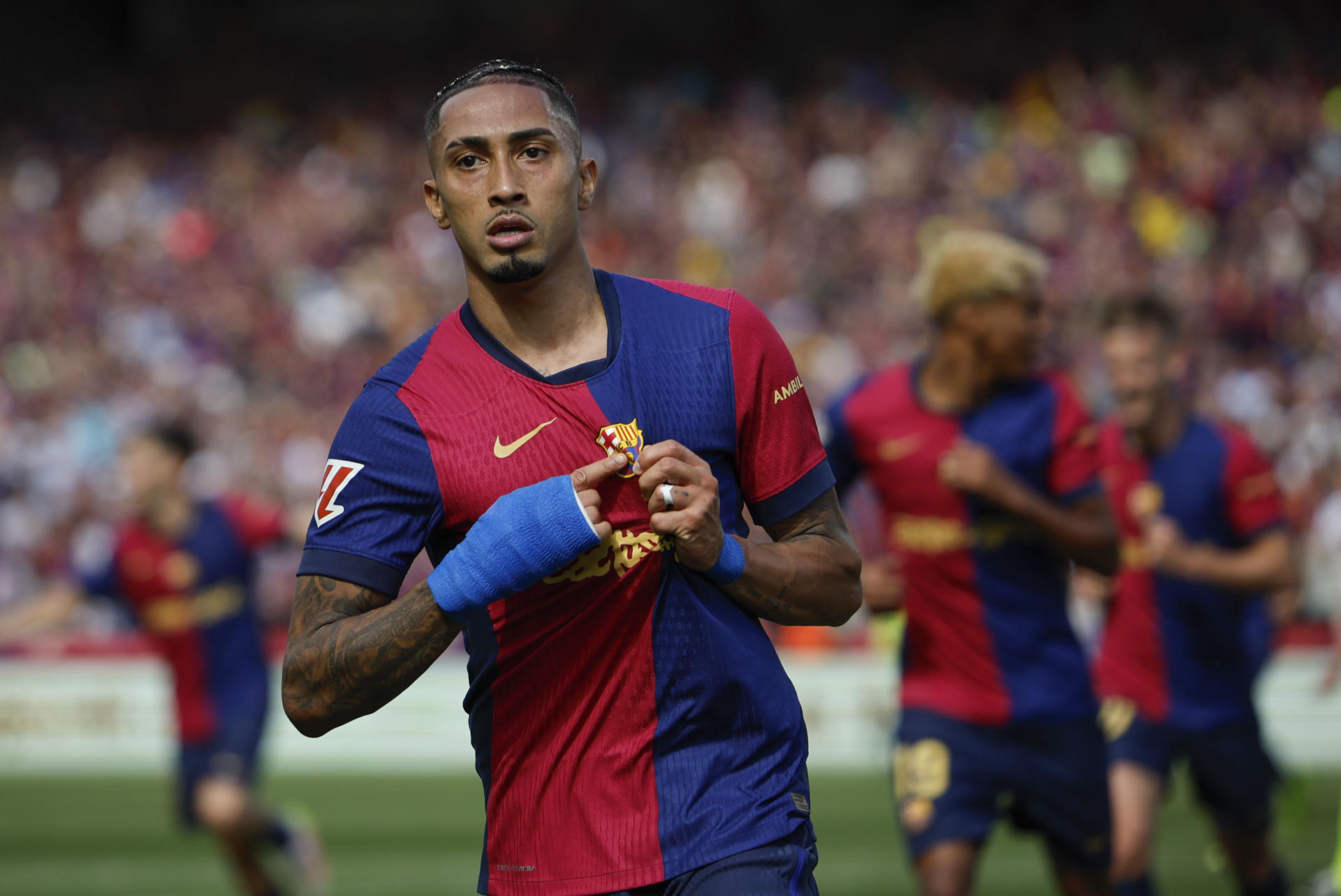 BARCELONA, 11/05/2025.-El delantero del Barcelona Raphinha celebra su segundo gol contra el Real Madrid, durante el partido de la jornada 35 de LaLiga EA Sports entre el Barcelona y el Real Madrid, este domingo en el Estadi Olímpic Lluís Companys.-EFE/ Alberto Estévez