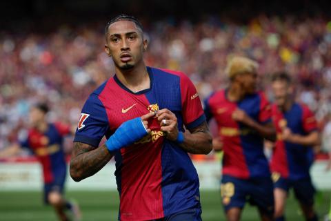 ¡Raphinha cumplió su promesa! Cruzó de rodillas el estadio tras ganar LaLiga