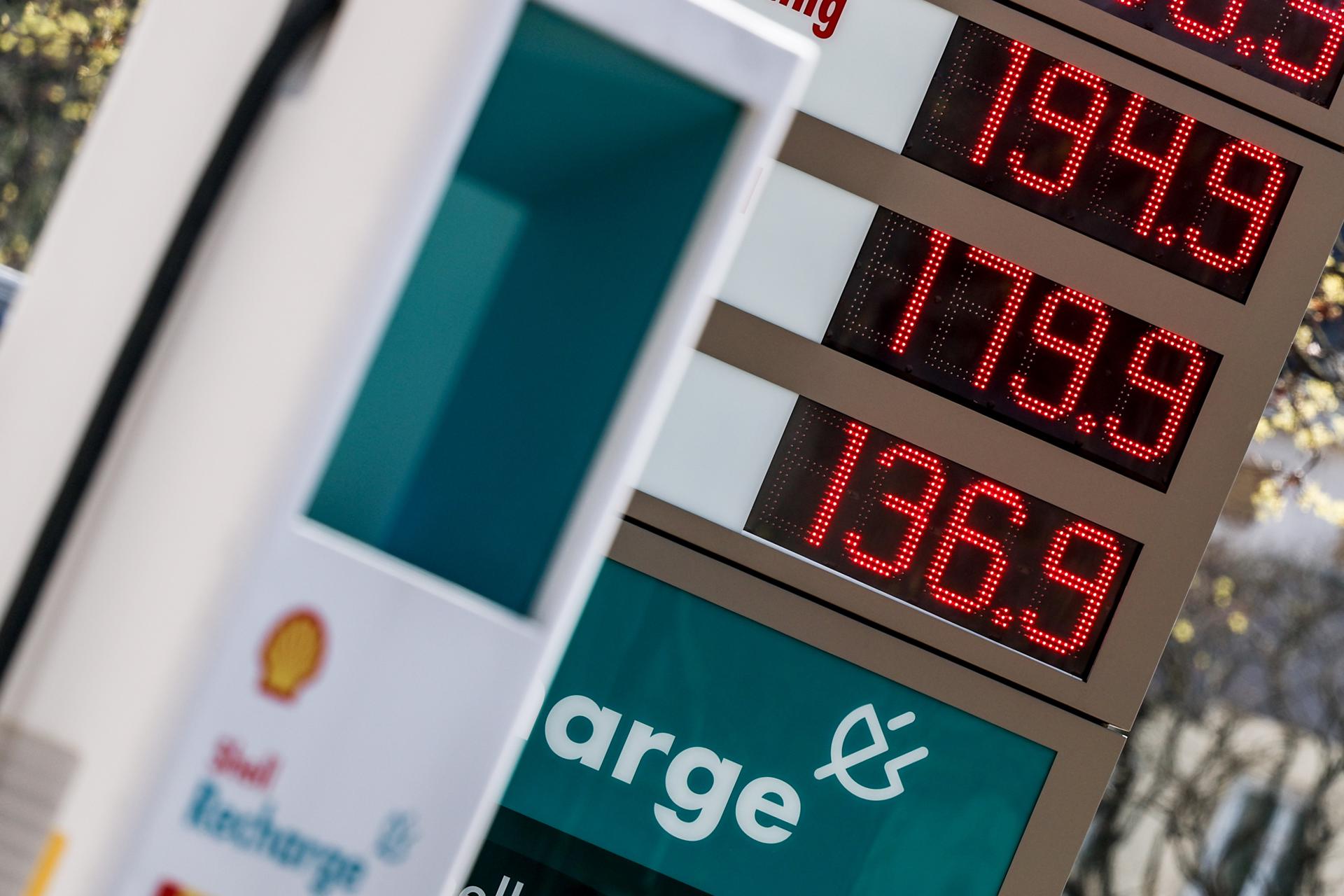 Berlin (Germany), 10/04/2025.- Prices for various automotive fuels at a gas station in Berlin, Germany, 10 April 2025. Oil prices rose for the first time since US President Donald Trump initiated a trade war with most of America's trading partners, as several countries were granted a temporary tariffs exemption on April 9. (Alemania) EFE/EPA/FILIP SINGER