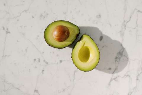 Ensalada de aguacate y atún, una opción para el almuerzo o cena