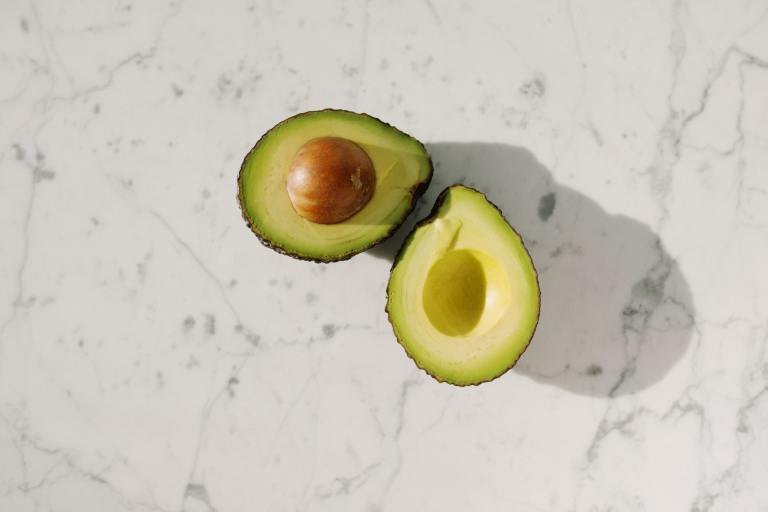 Ensalada de aguacate y atún, una opción para el almuerzo o cena