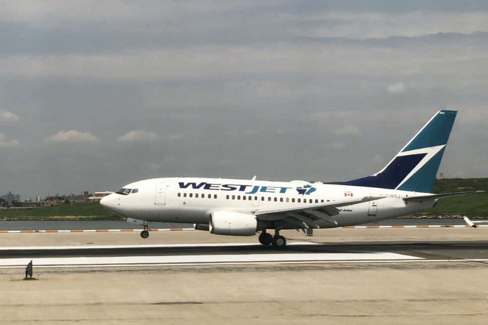 La policía y los funcionarios de salud pública recibieron el vuelo a su llegada a Toronto. / AFP