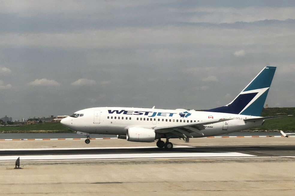 La policía y los funcionarios de salud pública recibieron el vuelo a su llegada a Toronto. / AFP