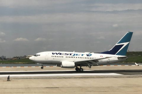 Por broma sobre coronavirus devuelven un avión a Canadá