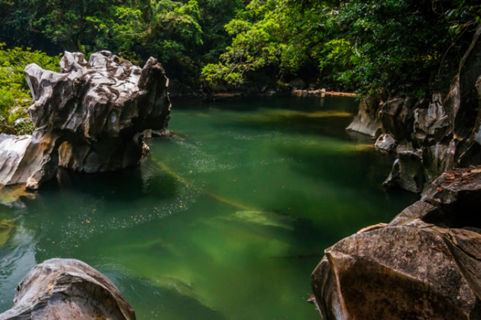 Las Dantas es un lugar característico por sus gigantescas piedras marmóreas, talladas por el agua.