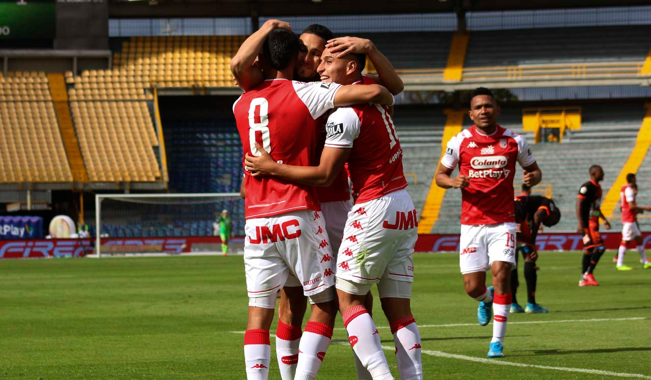 Los jugadores de Santa Fe celebran uno de los goles con los que derrotaron a Envigado.