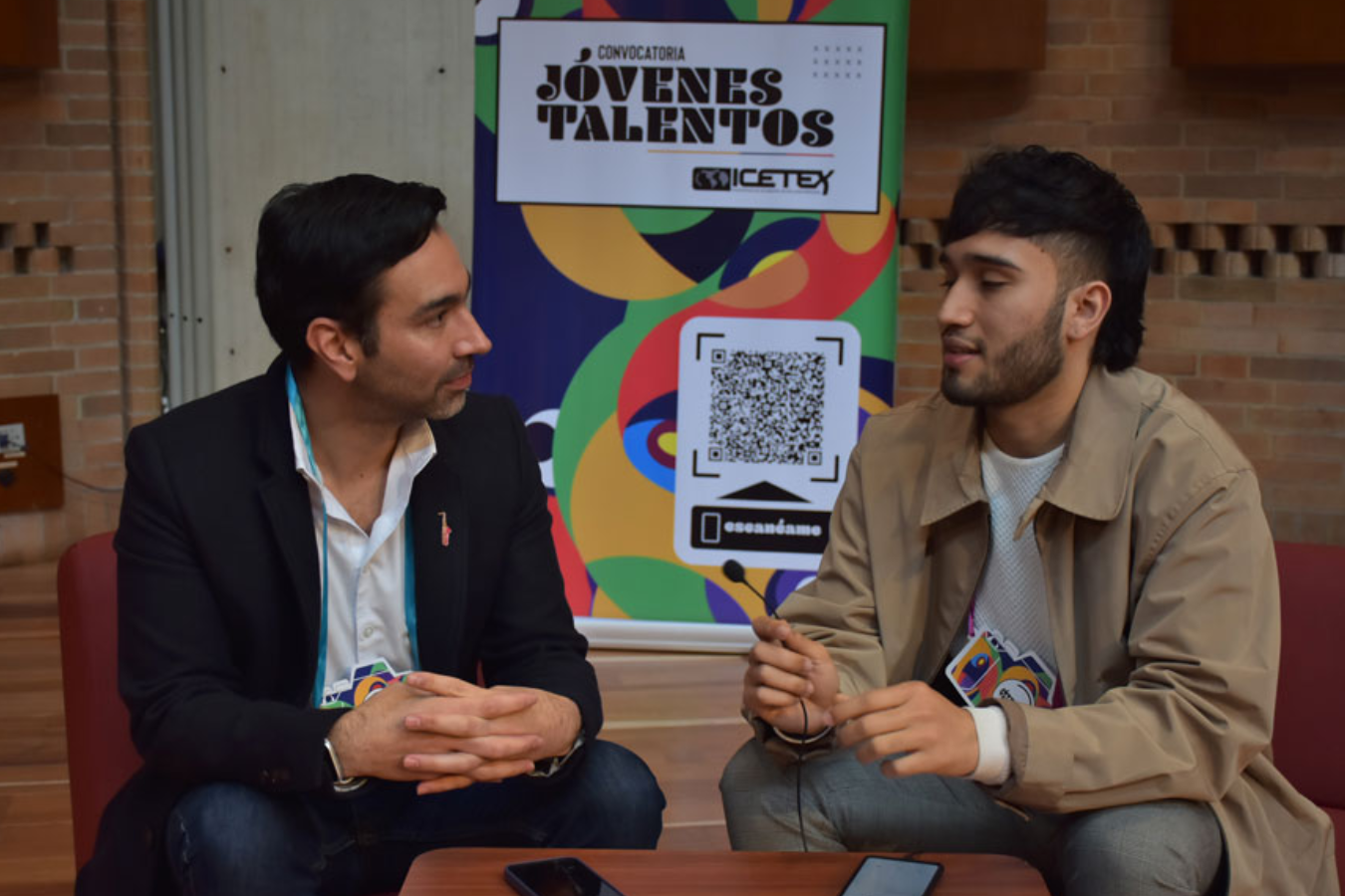 Mauricio Toro (i), presidente del Icetex, junto a uno de los candidatos del programa Jóvenes Talentos.