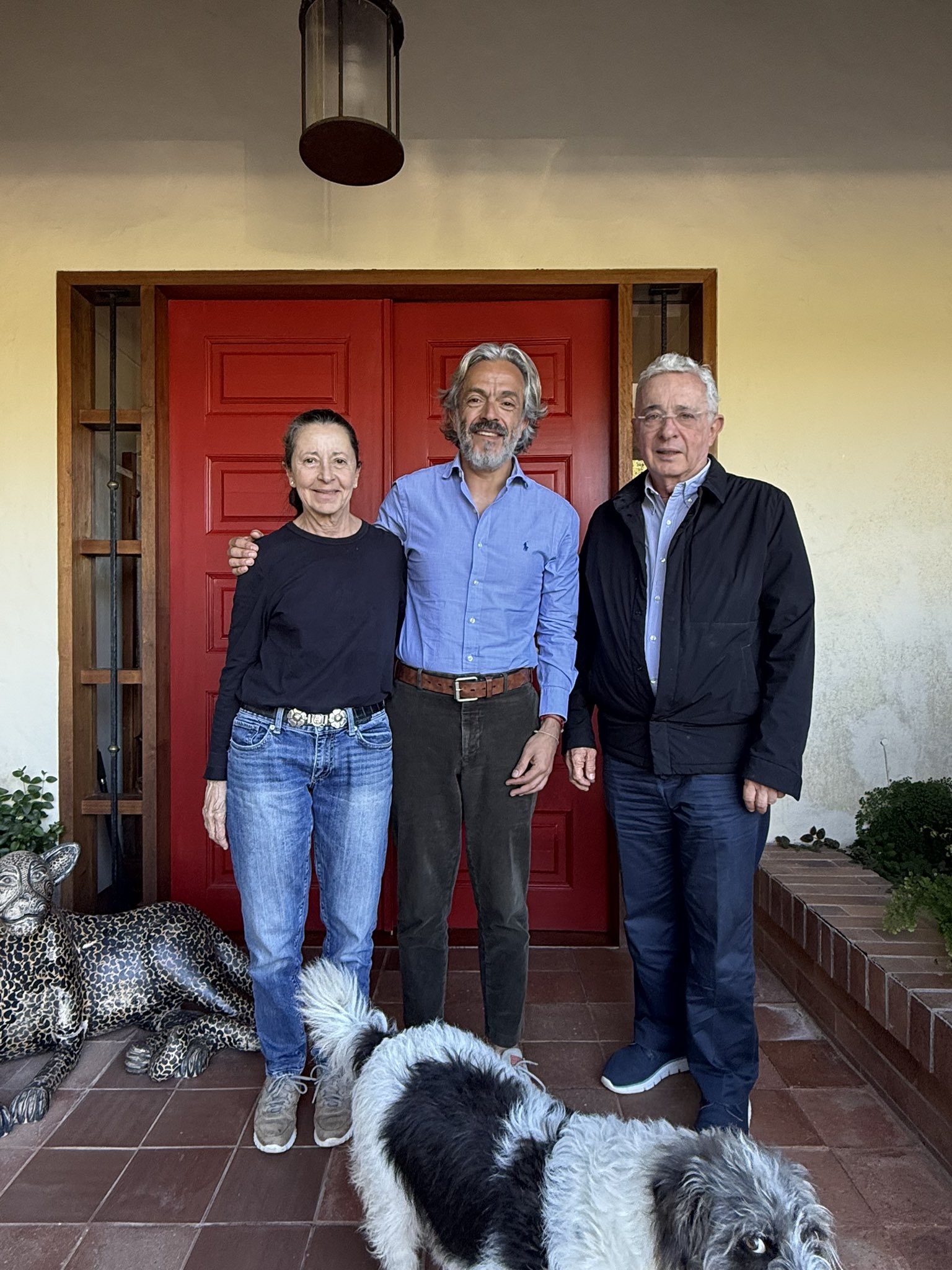 Juan Daniel Oviedo junto a Álvaro Uribe y su esposa.