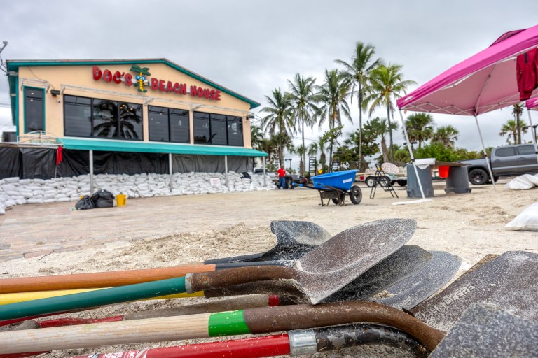 Fort Myers (United States), 08/10/2024.- A restaurant is surrounded by sand bags as the city prepares for Hurricane Milton in Bonita Beach, Florida, USA, 08 October 2024. According to the National Hurricane Center's Live Hurricane Tracker, Hurricane Milton is set to make landfall on the west coast of Florida on the evening of 09 October. After rapidly intensifying into a Category 5 storm on 07 October, Milton is expected to weaken as it reaches shore but will still bring significant weather impacts across the state. (tormenta) EFE/EPA/CRISTOBAL HERRERA-ULASHKEVICH