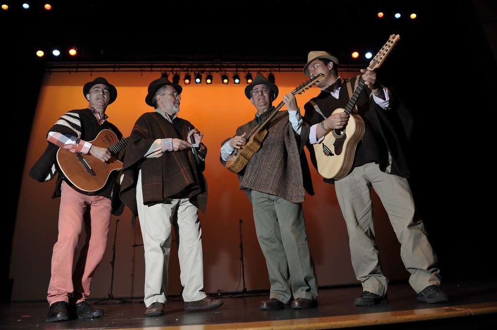 Jorge Velosa y Los Carrangueros de Ráquira, durante un ensayo en el Teatro Jorge Eliécer Gaitán en la ciudad de Bogotá.