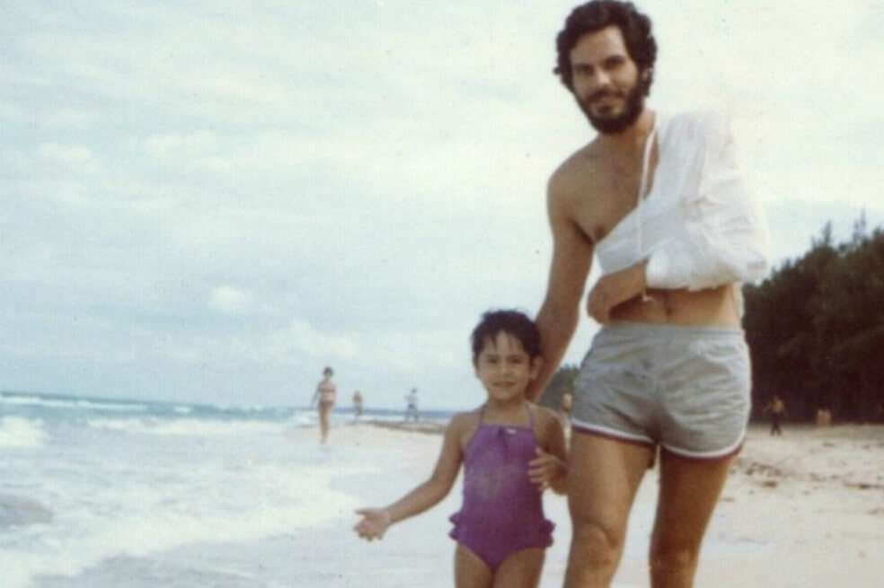Carlos Pizarro y su hija, María José Pizarro, en La Habana, Cuba. / Archivo