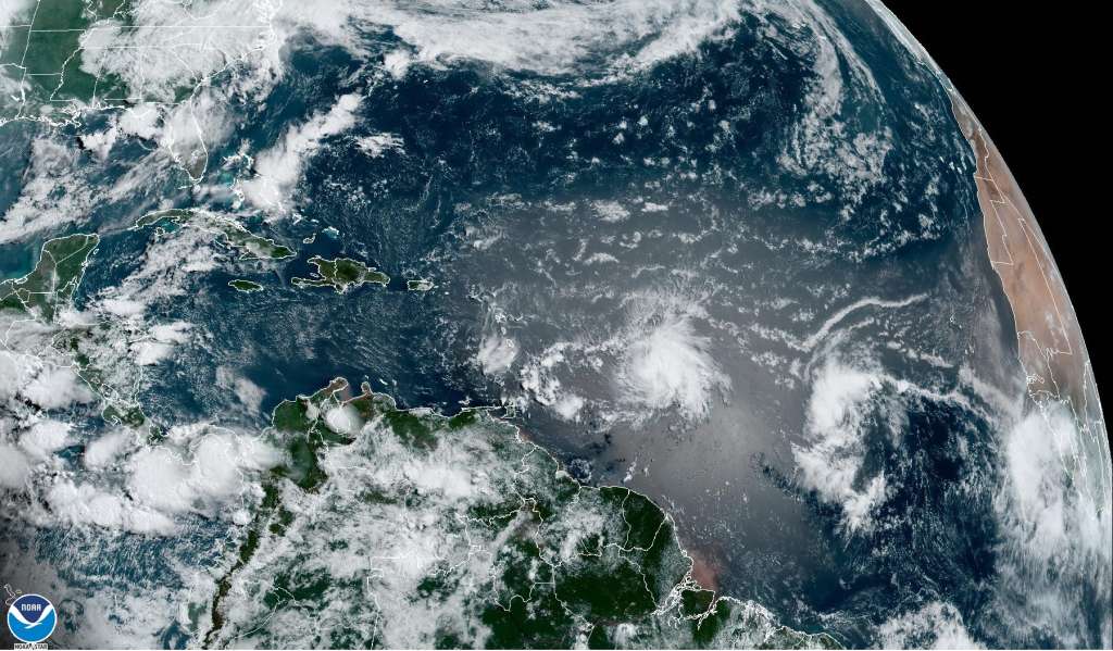 USA8021. MIAMI (FL, EEUU), 21/06/2023.- Fotografía satelital cedida hoy por la Oficina Nacional de Administración Oceánica y Atmosférica (NOAA) donde se muestra la localización de la tormenta tropical Bret (centro) en el Atlántico. La tormenta tropical Bret, la segunda de esta temporada en el Atlántico, se fortaleció antes de entrar en el mar Caribe y sus vientos máximos sostenidos alcanzaban este miércoles las 65 millas por hora (95 km/h). EFE/NOAA /SOLO USO EDITORIAL/NO VENTAS/SOLO DISPONIBLE PARA ILUSTRAR LA NOTICIA QUE ACOMPAÑA/CRÉDITO OBLIGATORIO