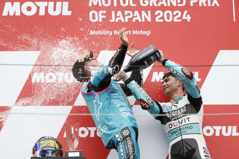 Motegi (Japan), 06/10/2024.- CFMOTO rider David Alonso of Colombia (L), winner and Moto3 World Champion, celebrates after the Moto3 race of the Motorcycling Grand Prix of Japan in Motegi, north of Tokyo, Japan, 06 October 2024. (Motociclismo, Ciclismo, Japón, Tokio) EFE/EPA/FRANCK ROBICHON