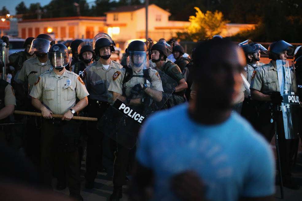 La Policía vigila una protesta en el suburbio de Ferguson, en Saint Louis, Estados Unidos. / AFP