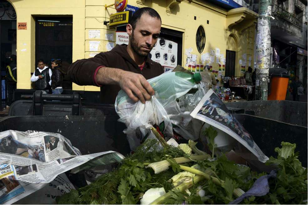 Ariel Rodríguez Bosio dice que se tiran a la basura 1.300 millones de toneladas de alimentos en buen estado por año. /AFP