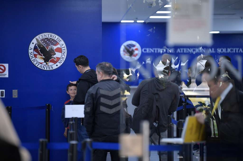 Ciudadanos colombianos, solicitantes del visado norteamericano se acercaron a la embajada para aclarar sus dudas respecto al proceso migratorio. Muchos de ellos, con la cita de visa cancelada, están a la expectativa de lo que ocurra en las próximas horas.