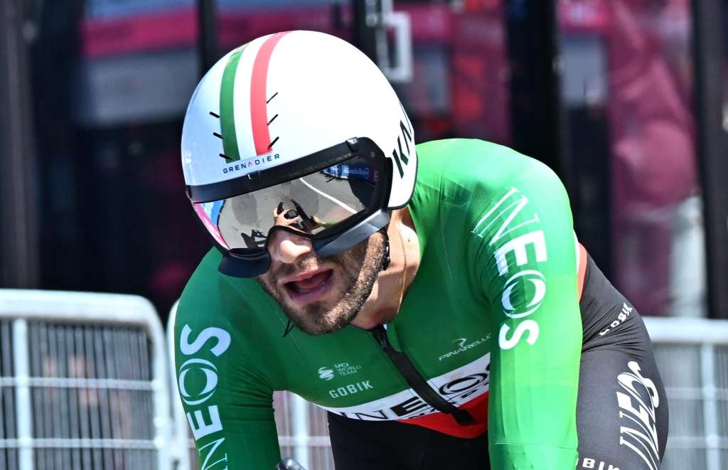 Desenzano Del Garda (Italy), 18/05/2024.- Italian rider Filippo Ganna of Ineos Grenadiers team approaches the finish line of the 14th stage of the Giro d'Italia 2024, an individual time trial (ITT) over 31.2 km from Castiglione delle Stiviere to Desenzano del Garda, Italy, 18 May 2024 (Ciclismo, Italia) EFE/EPA/LUCA ZENNARO