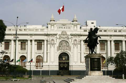 El Congreso de Perú aprueba polémica ley contra “la usura financiera”