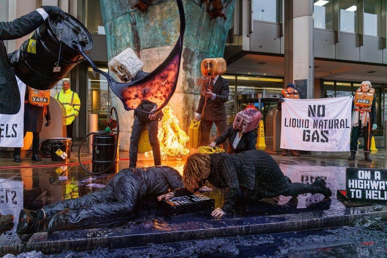Otro de los motivos por los que protesta The Ocean Rebellion es la negativa de la  Organización Marítima Internacional a abordar la contaminación del transporte marítimo antes de 2030, que "está destruyendo el océano y cualquier posibilidad que tengamos de mantenernos cerca de los 1.5C exigidos por el Acuerdo Climático de París".