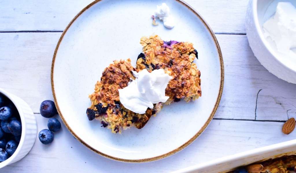 Deja reposar y sirve con yogurt o crema de coco.
