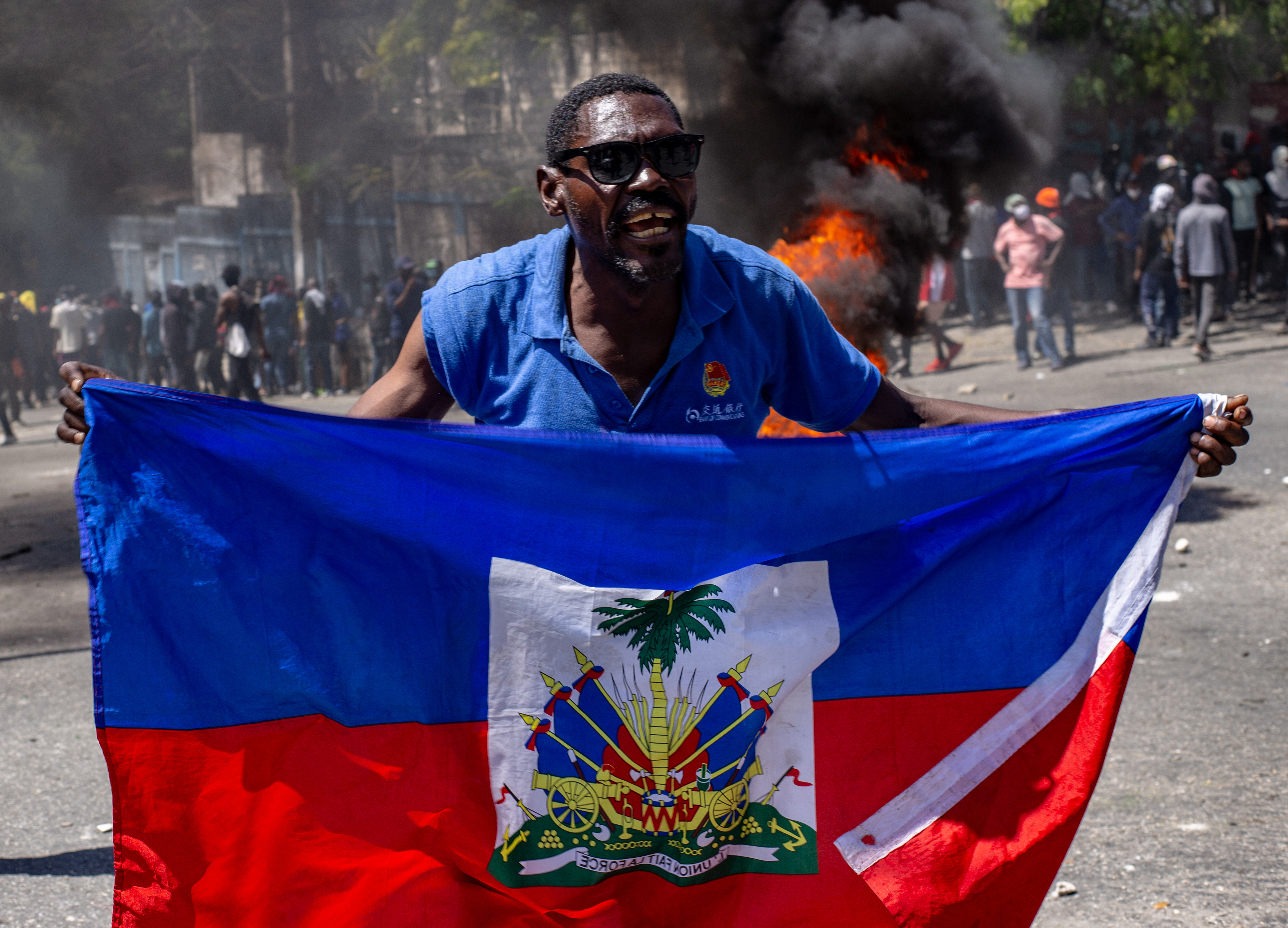 PUERTO PRÍNCIPE (HAITÍ), 02/04/2025.- Una persona participa en una manifestación en la que exigen a las autoridades medidas para hacer frente a la creciente ola de violencia, este miércoles, en Puerto Príncipe (Haití). EFE/ Mentor David Lorens