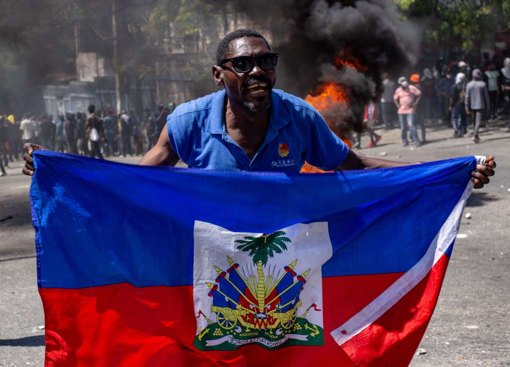 PUERTO PRÍNCIPE (HAITÍ), 02/04/2025.- Una persona participa en una manifestación en la que exigen a las autoridades medidas para hacer frente a la creciente ola de violencia, este miércoles, en Puerto Príncipe (Haití). EFE/ Mentor David Lorens