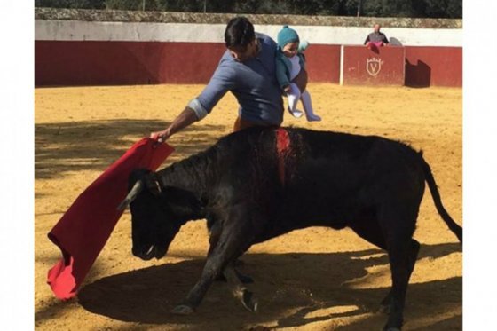 Hijo de ‘Paquirri’, en líos judiciales por foto en la que expone a su bebé ante vaquilla