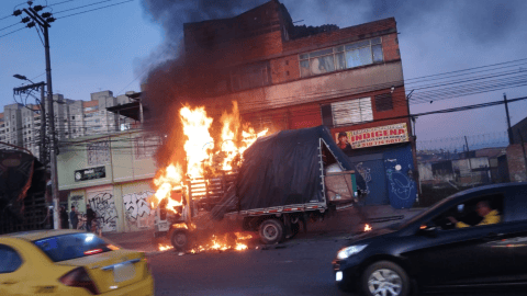 Bomberos investigan las causas de camión que terminó incendiado en Ciudad Bolívar