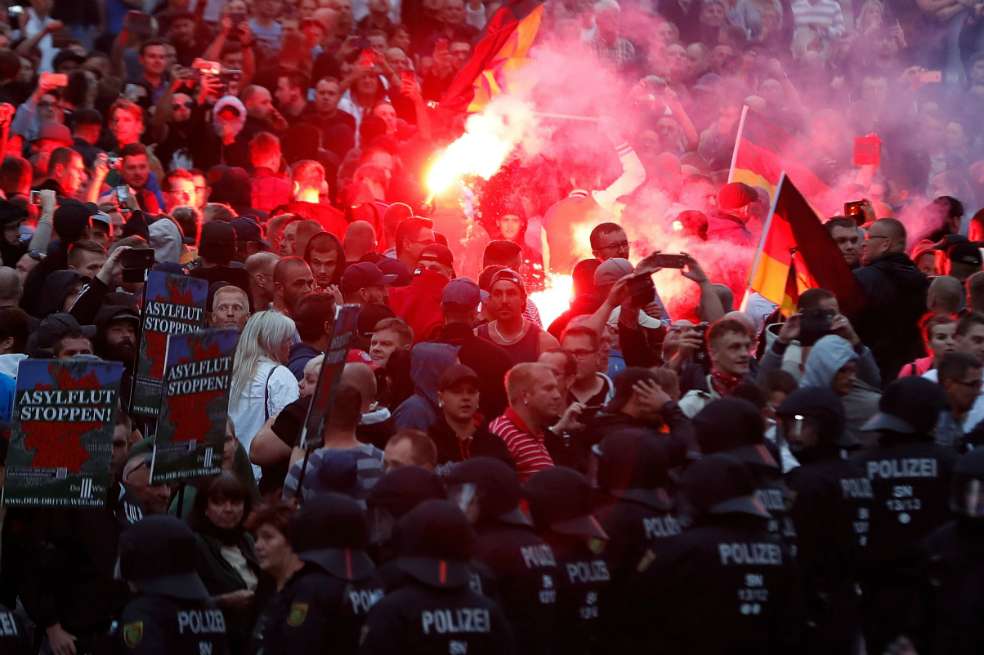 Miembros del grupo extremista y antiislámico Pégida hacen manifestaciones violentas en el este de Alemania. / EFE