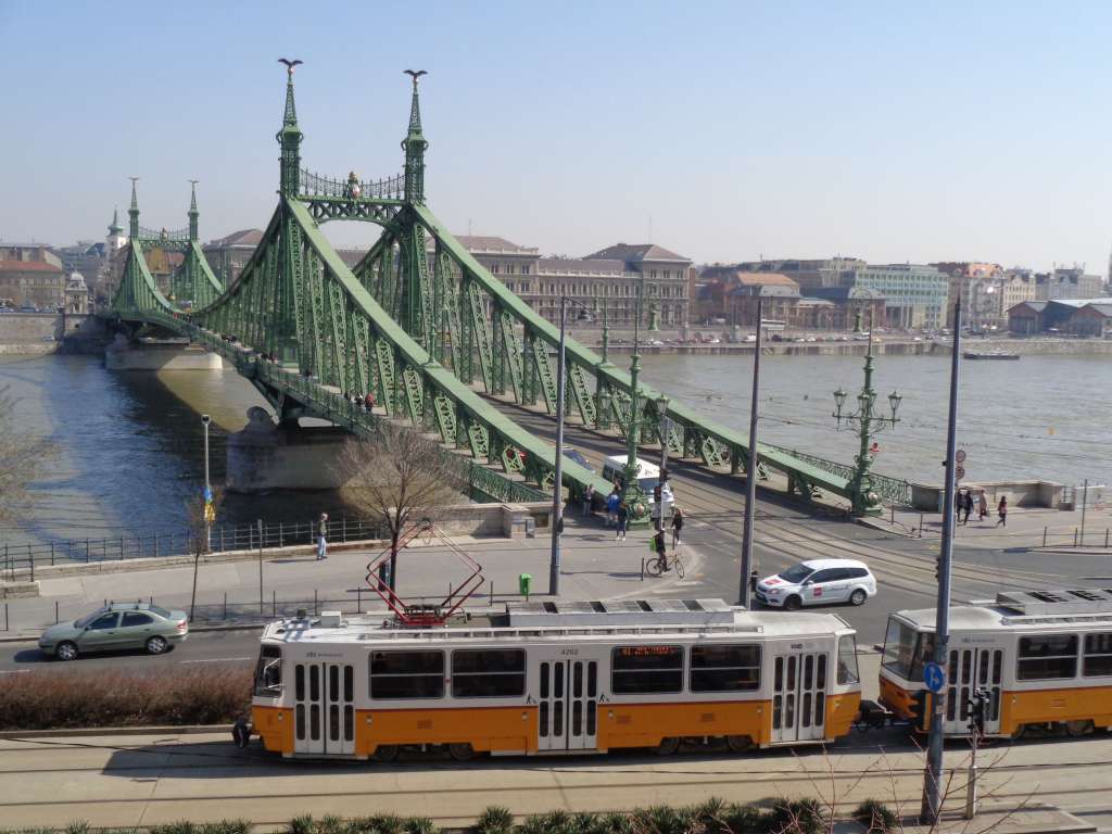 El puente de La libertad de estilo art nouveau es uno de los principales símbolos de Budapest. En 1945  los nazis dinamitaron todos los puentes de la ciudad en su huida del asedio soviético.