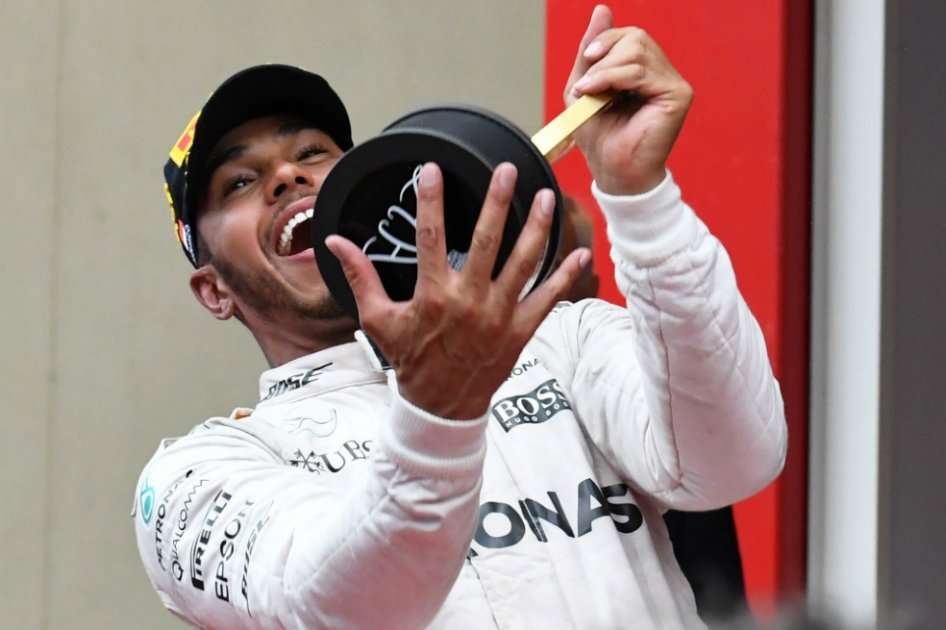 El británico Lewis Hamilton celebrando su triunfo en el Gran Premio de Mónaco. / AFP
