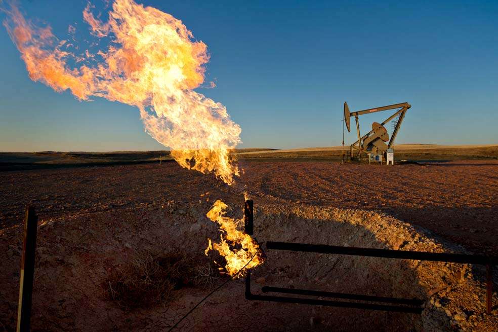 Desde julio de 2014, el precio del petróleo a nivel internacional ha caído casi 40%. / Bloomberg
