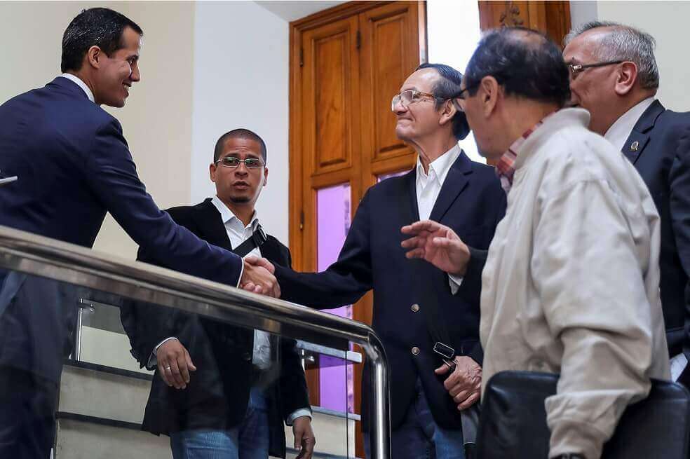El presidente interino de Venezuela, Juan Guaidó, se reunió este martes con varios exministros de Hugo Chávez. Aquí cuando saluda a Rodrigo Cabezas, exministro de Finanzas. / Miguel Gutiérrez / EFE