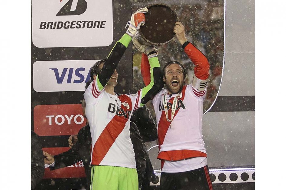 Fernando Cavenaghi (der.) alza la Copa Libertadores junto a Marcelo Barovero. / EFE