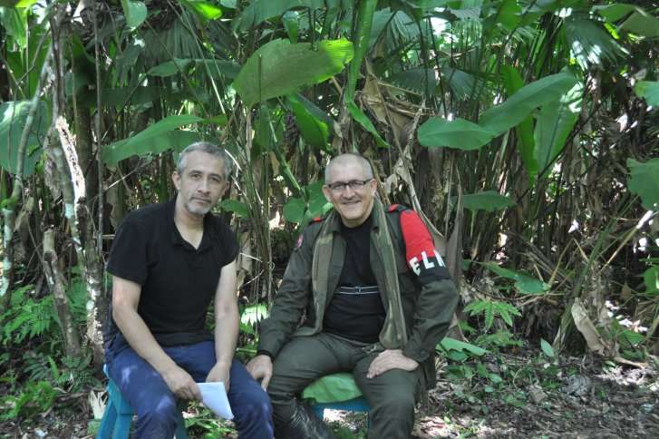 Víctor de Currea-Lugo, profesor de la Universidad Nacional, junto a Antonio García, uno de los máximos comandantes del ELN. 